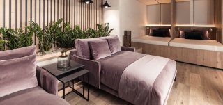 Prokulus - Ruhebereich Outdoorbeds, Outdoorstoff in fliederfarbenen Velours, Zierkissen, Akustikpaneel, Pflanzen, Beistelltisch